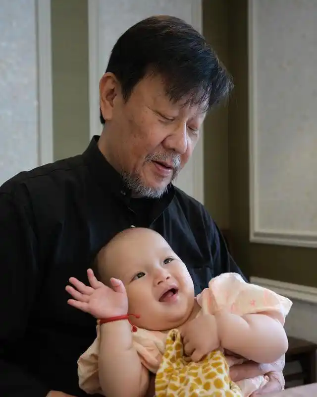 68岁寇世勋近况,晚年常伴原配家人,二房3子女海外留学