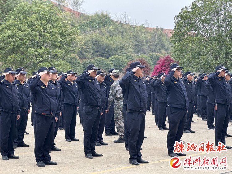 荷塘区城管局“强技能，铸精兵”作风建设年军事拓展培训开营