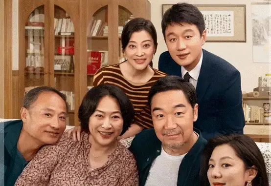 收手吧张国立！和小二十岁杨童舒演情侣、吻戏不断，太辣眼睛