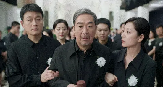 收手吧张国立！和小二十岁杨童舒演情侣、吻戏不断，太辣眼睛