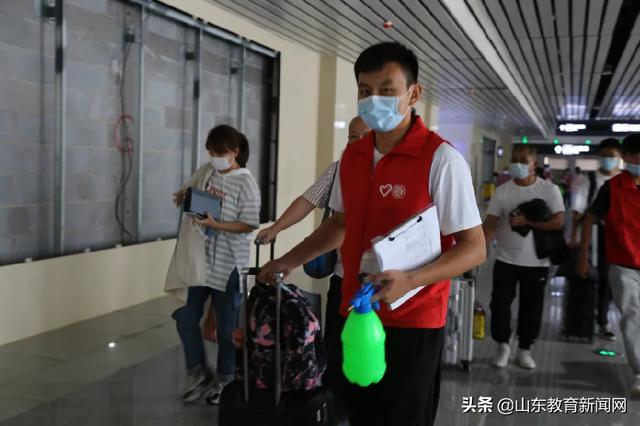 以心迎新,梦想起航——齐鲁师范学院青年志愿者为新生入学温情护航
