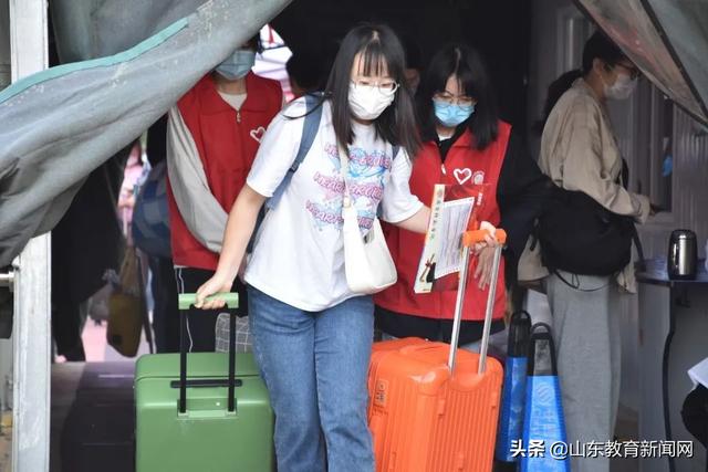 以心迎新,梦想起航——齐鲁师范学院青年志愿者为新生入学温情护航