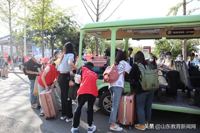 以心迎新,梦想起航——齐鲁师范学院青年志愿者为新生入学温情护航