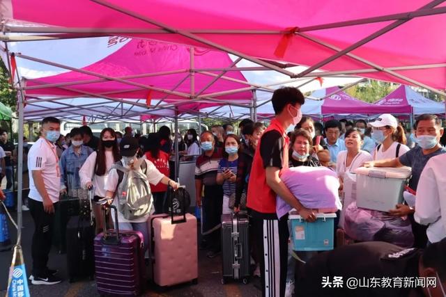 以心迎新,梦想起航——齐鲁师范学院青年志愿者为新生入学温情护航