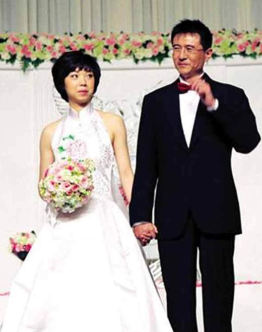 身价300亿富商徐威，宠袁立12年，为何转身迎娶奥运冠军张怡宁？