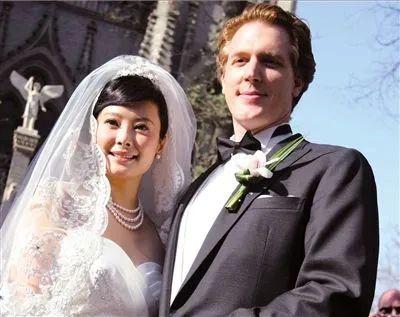 与富商同居12年,与两任前夫闪离,三婚嫁给穷诗人的袁立不后悔?