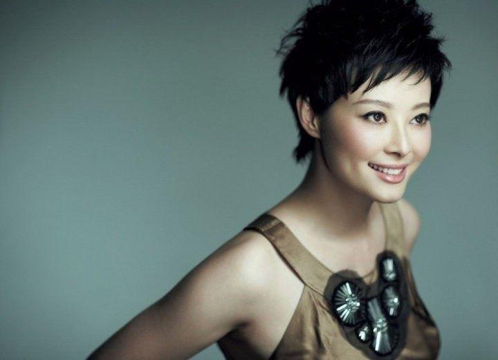 与富商同居12年,与两任前夫闪离,三婚嫁给穷诗人的袁立不后悔?