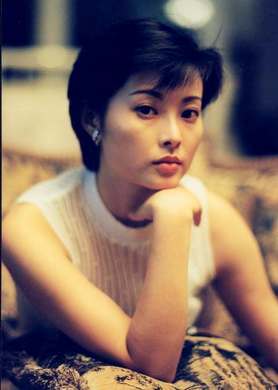 与富商同居12年,与两任前夫闪离,三婚嫁给穷诗人的袁立不后悔?