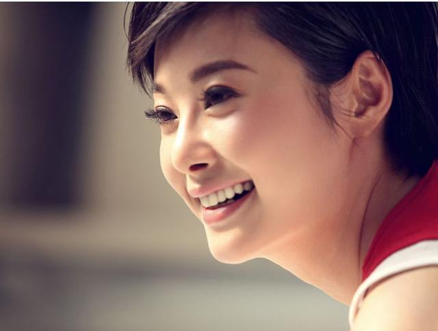 与富商同居12年,与两任前夫闪离,三婚嫁给穷诗人的袁立不后悔?