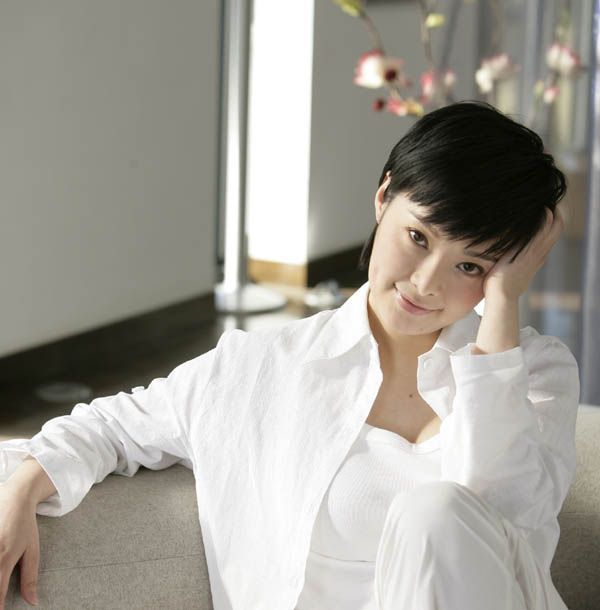 与富商同居12年,与两任前夫闪离,三婚嫁给穷诗人的袁立不后悔?