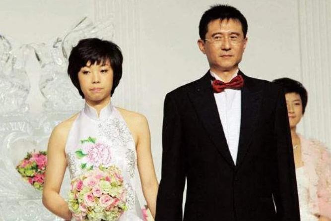 与富商同居12年,与两任前夫闪离,三婚嫁给穷诗人的袁立不后悔?