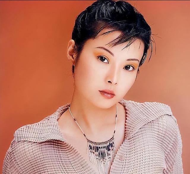 袁立:被徐威宠了12年,三婚两离后50岁无子女,她到底图什么?