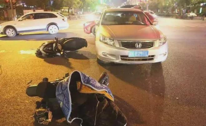 大学生药家鑫被判死刑，想捐出眼角膜，父亲拒绝：你把罪恶都带走