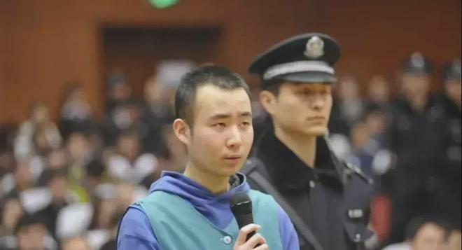 大学生药家鑫被判死刑，想捐出眼角膜，父亲拒绝：你把罪恶都带走