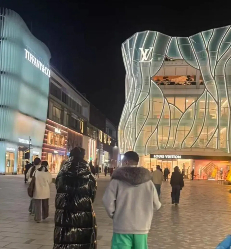 详细阅读:孙红雷三里屯遛弯被偶遇,55岁穿得比妻子还嫩?这夫妻太有看头了 孙红雷三里屯遛弯被偶遇,55岁穿得比妻子还嫩?这夫妻太有看头了