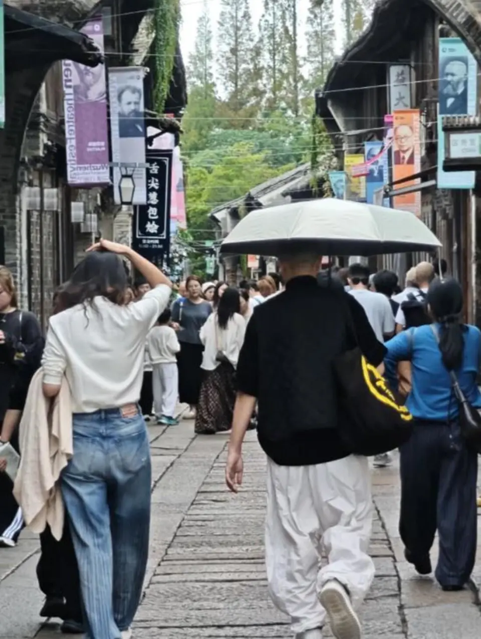 孙红雷三里屯遛弯被偶遇,55岁穿得比妻子还嫩?这夫妻太有看头了