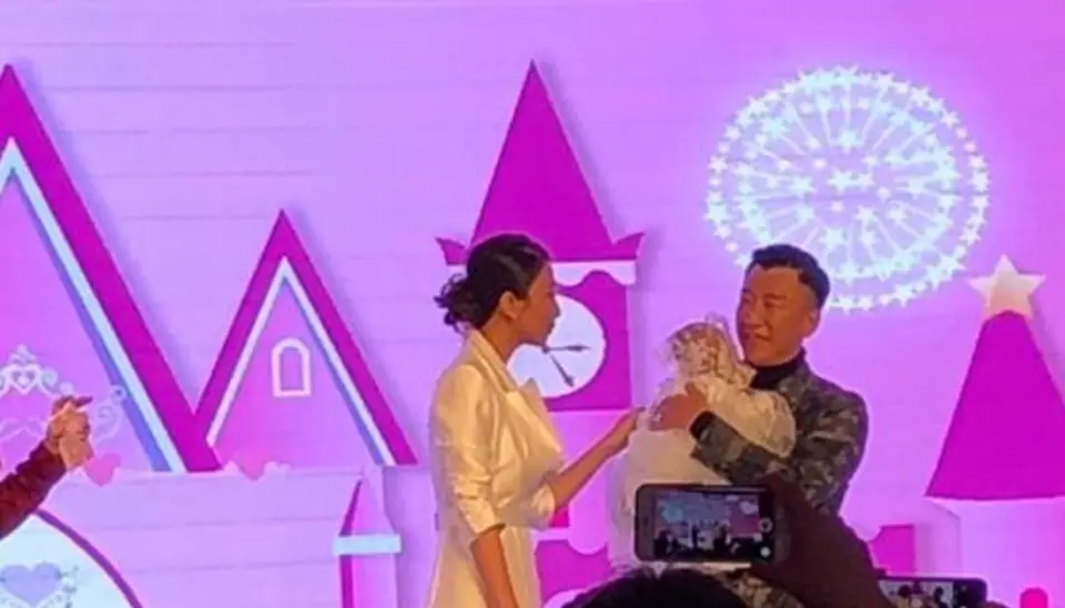 孙红雷三里屯遛弯被偶遇,55岁穿得比妻子还嫩?这夫妻太有看头了