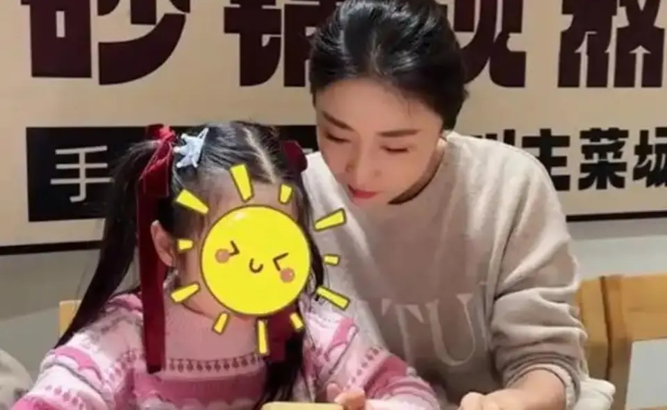 孙红雷三里屯遛弯被偶遇,55岁穿得比妻子还嫩?这夫妻太有看头了