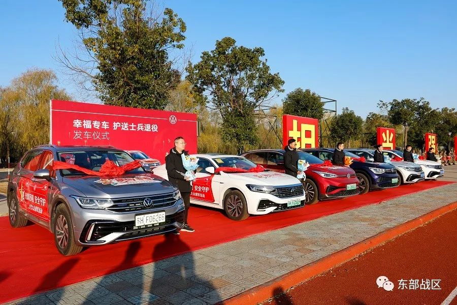 太暖了!老兵退伍返乡,专车相送