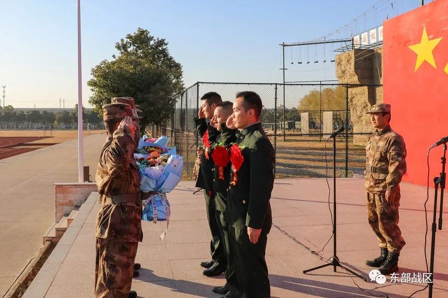 太暖了!老兵退伍返乡,专车相送