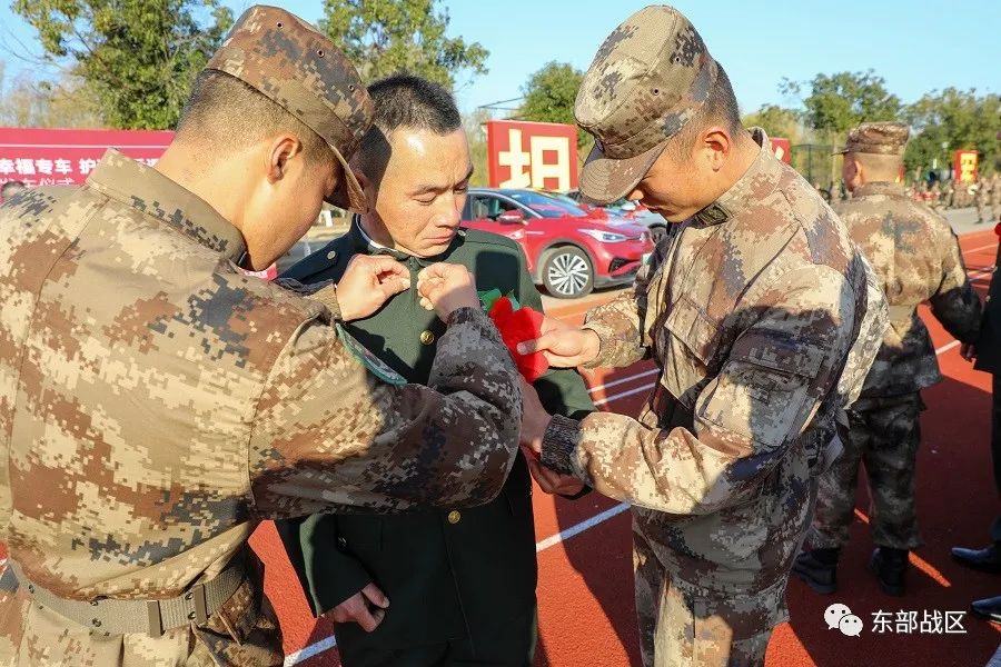 太暖了!老兵退伍返乡,专车相送