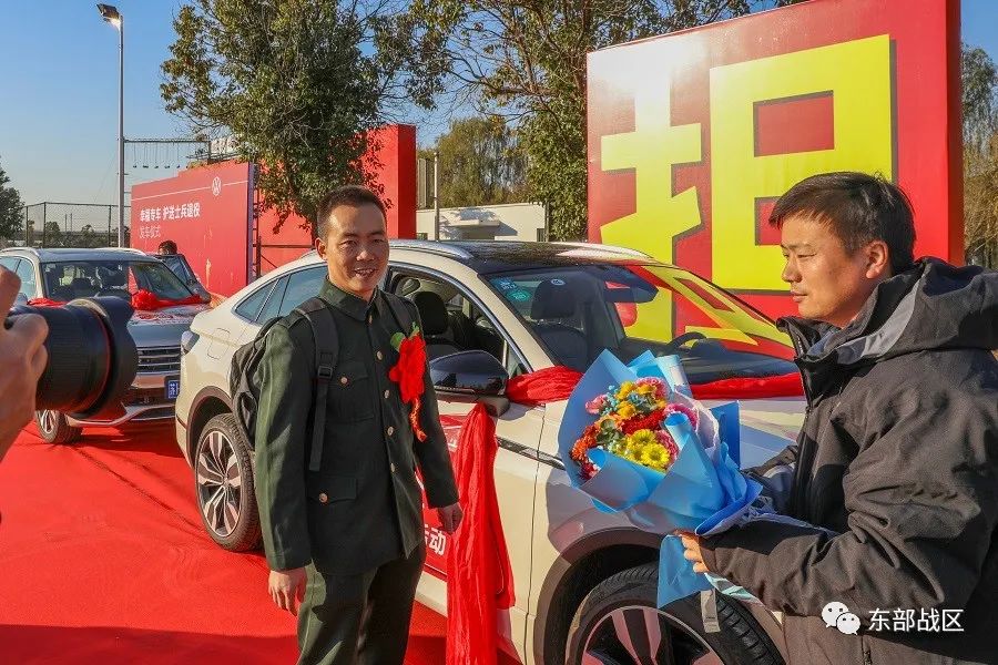 太暖了!老兵退伍返乡,专车相送