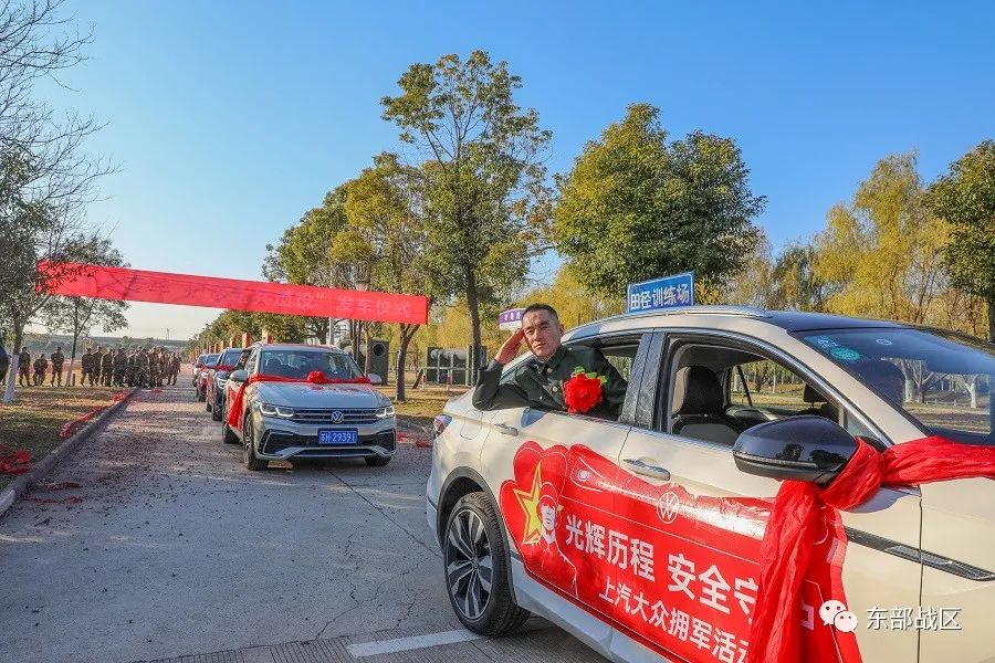 太暖了!老兵退伍返乡,专车相送