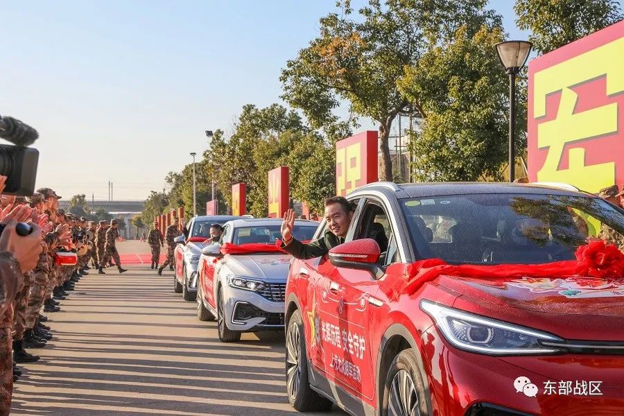 太暖了!老兵退伍返乡,专车相送