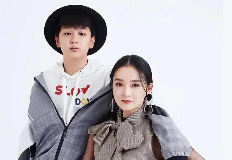 王艳19岁儿子越来越优秀了