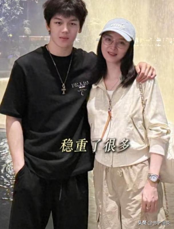 王艳儿子帅到认不出！19岁球球和妈妈一起布置豪宅 高又帅比例绝佳