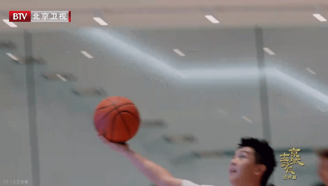 王艳儿子帅到认不出！19岁球球和妈妈一起布置豪宅 高又帅比例绝佳