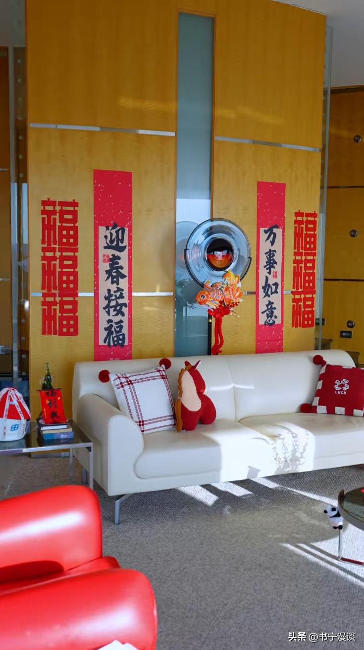 王艳儿子帅到认不出！19岁球球和妈妈一起布置豪宅 高又帅比例绝佳