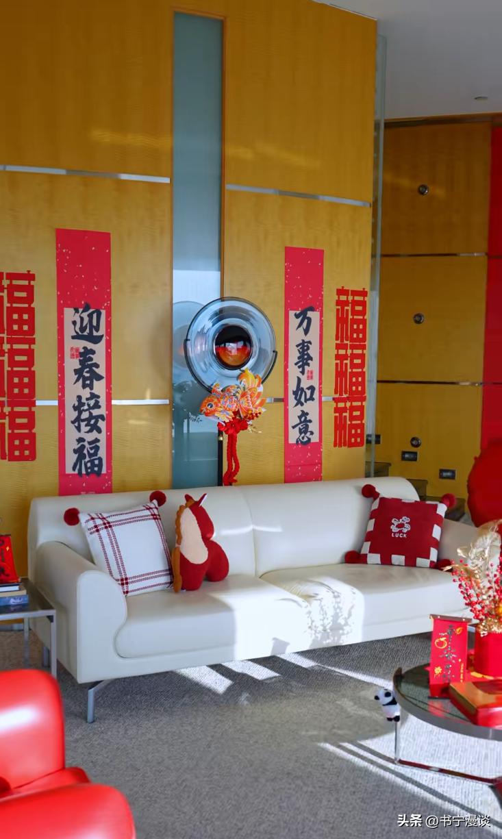 王艳儿子帅到认不出！19岁球球和妈妈一起布置豪宅 高又帅比例绝佳