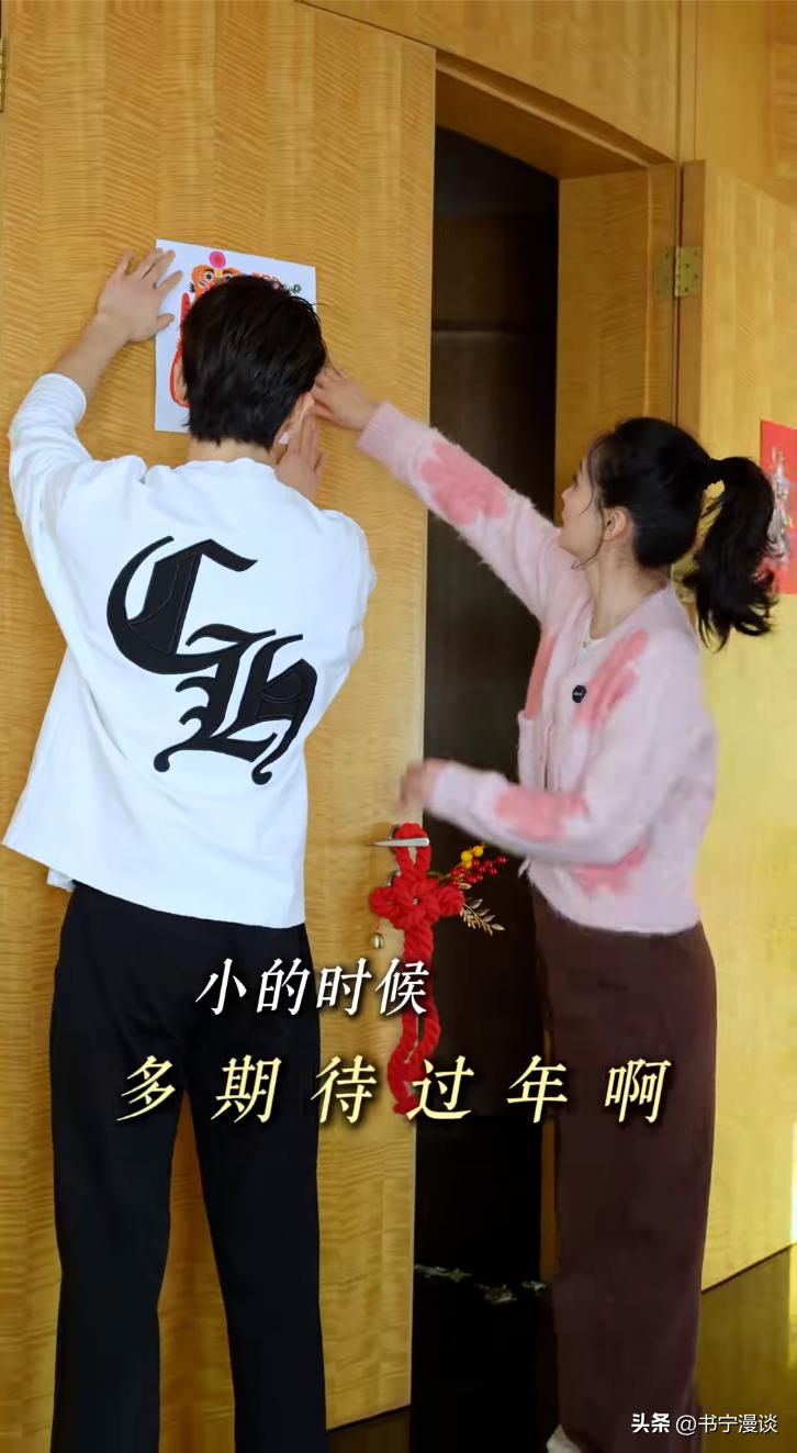 王艳儿子帅到认不出！19岁球球和妈妈一起布置豪宅 高又帅比例绝佳