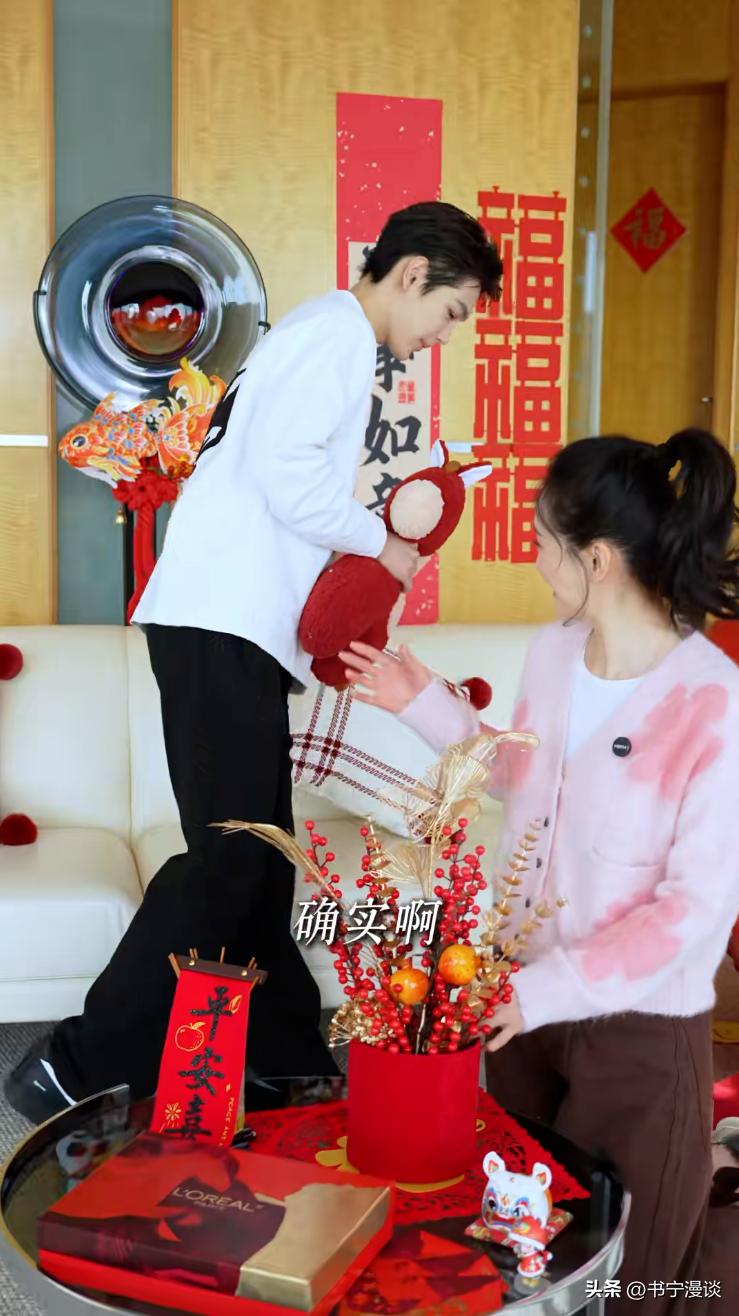 王艳儿子帅到认不出！19岁球球和妈妈一起布置豪宅 高又帅比例绝佳