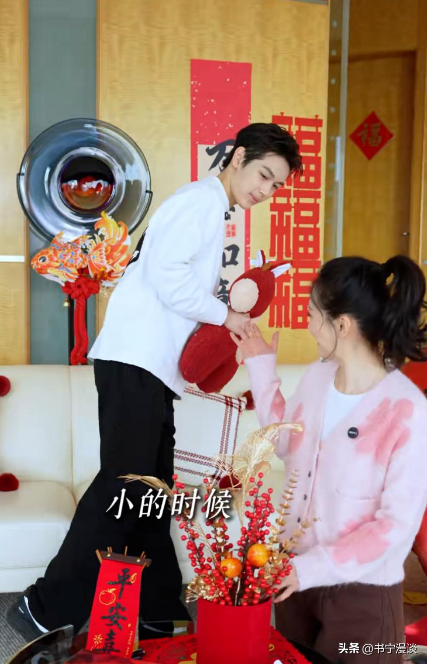 王艳儿子帅到认不出！19岁球球和妈妈一起布置豪宅 高又帅比例绝佳