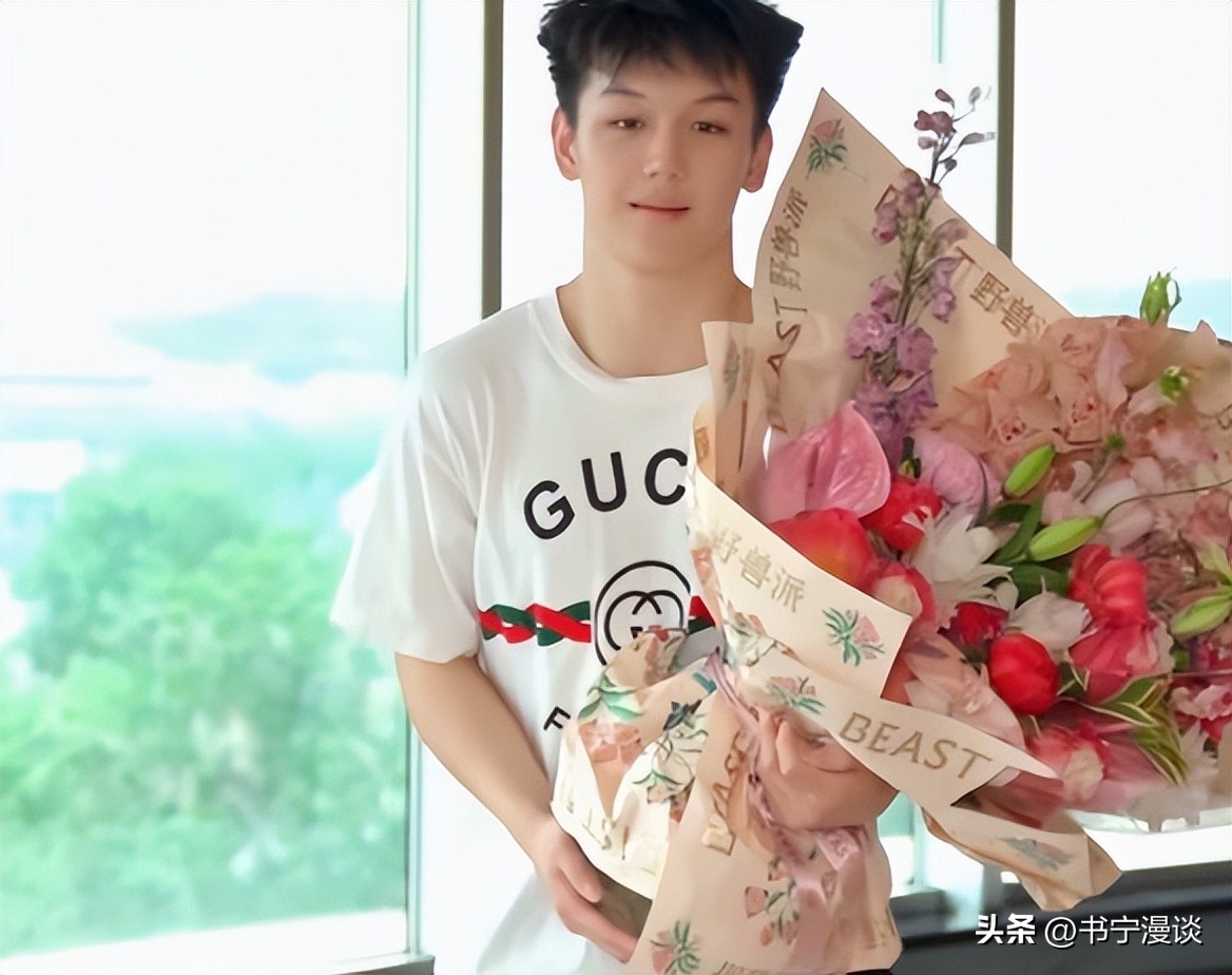 王艳儿子帅到认不出！19岁球球和妈妈一起布置豪宅 高又帅比例绝佳