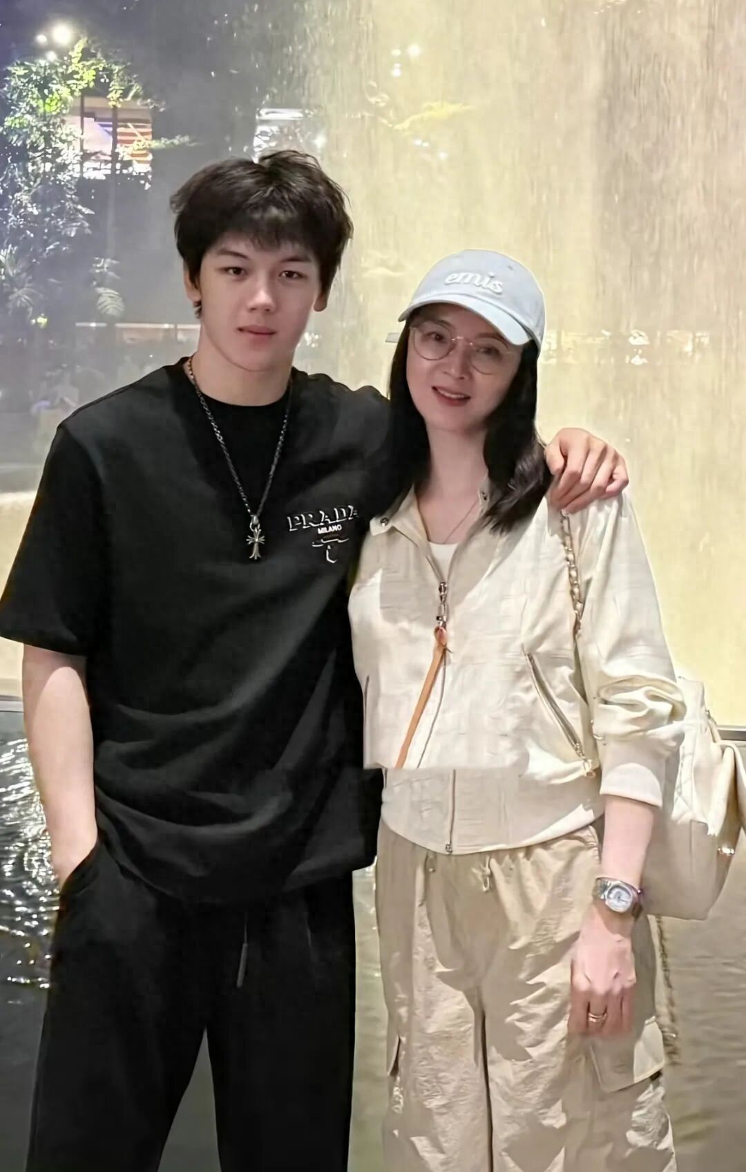 还记得王艳儿子“球球”王泓钦吗？颜值逆袭了？