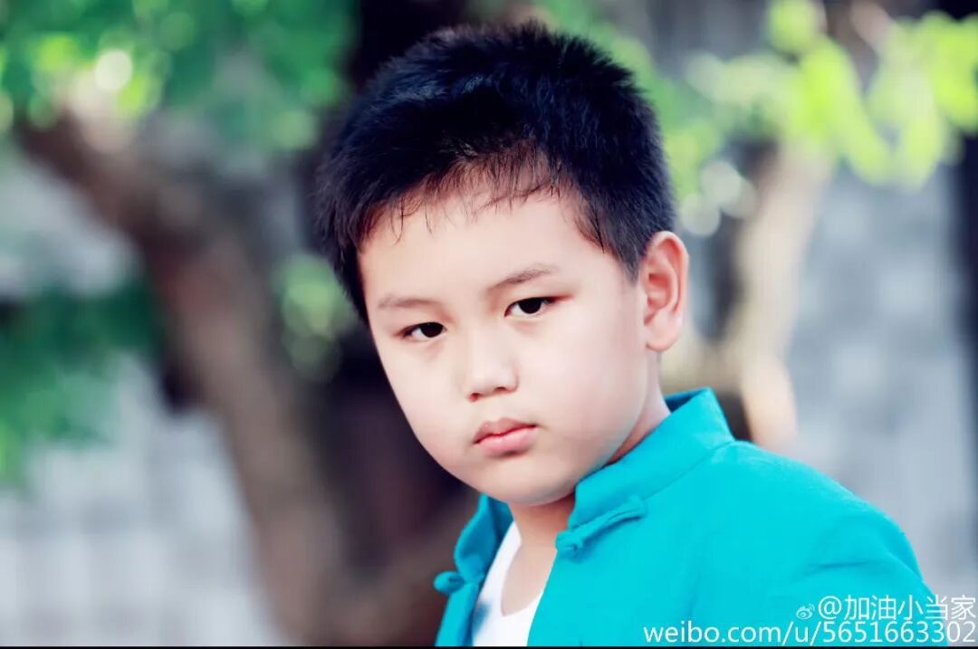还记得王艳儿子“球球”王泓钦吗？颜值逆袭了？