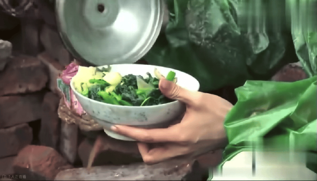 还记得王艳儿子“球球”王泓钦吗？颜值逆袭了？