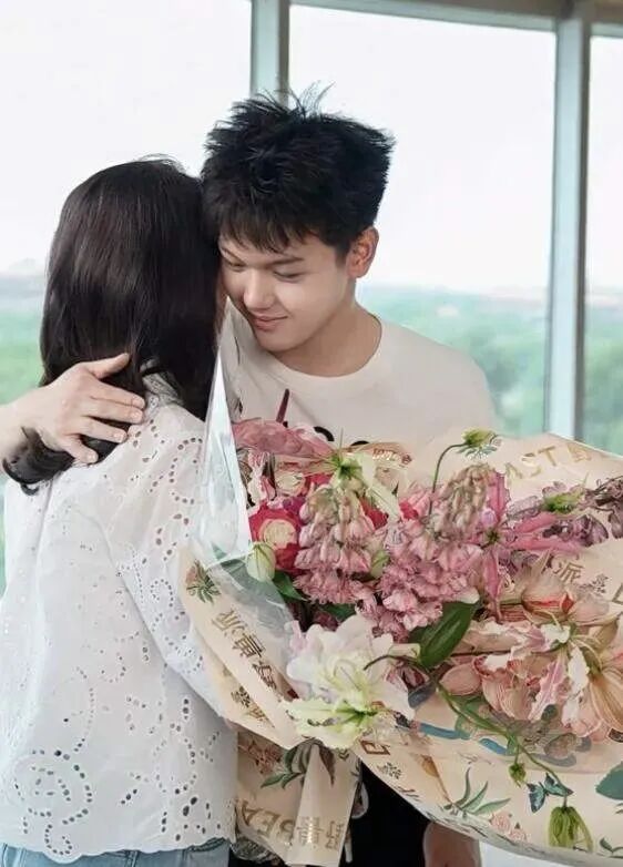 还记得王艳儿子“球球”王泓钦吗？颜值逆袭了？