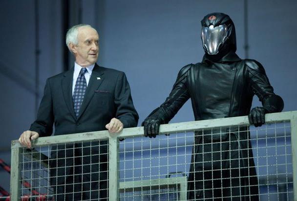 习惯了动作戏的阿德沃尔,这次要跟“眼镜蛇”较量一下了