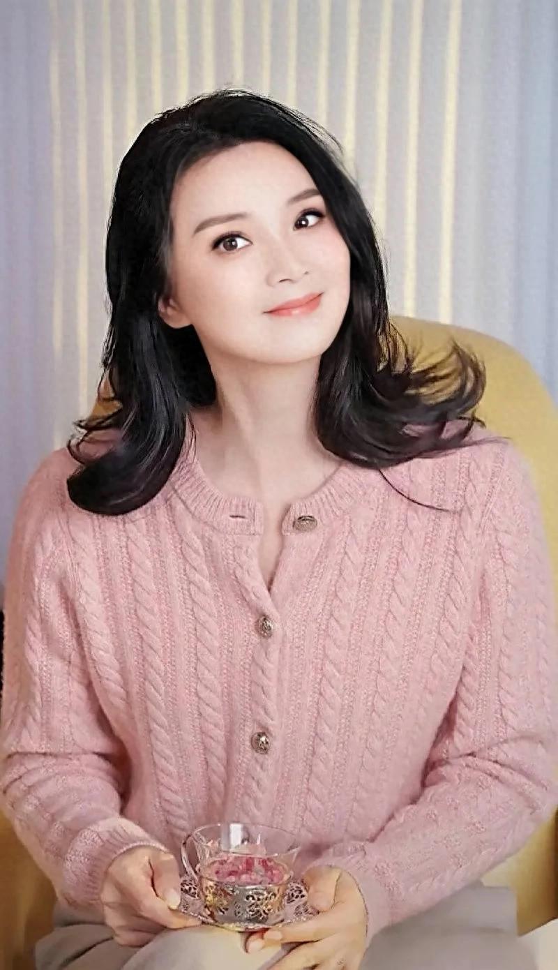 王艳儿子罕露面！19岁球球高颜值随妈，去北大后衣品提升变帅很多