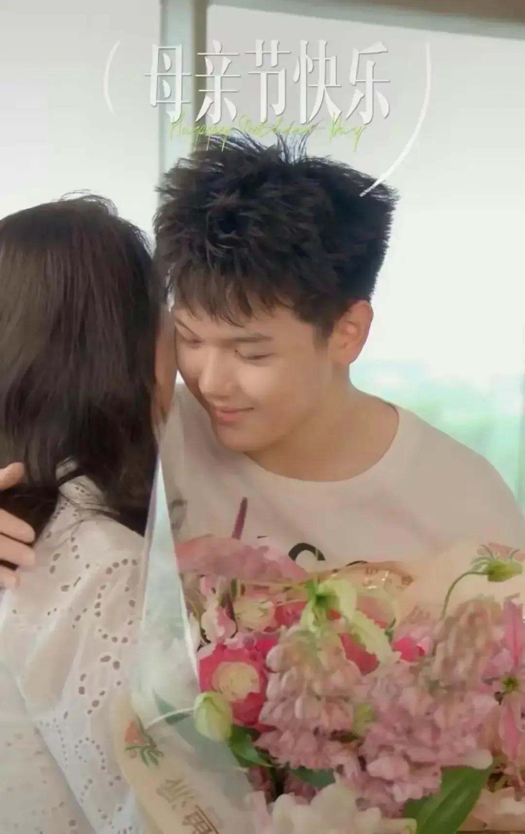 王艳儿子罕露面！19岁球球高颜值随妈，去北大后衣品提升变帅很多