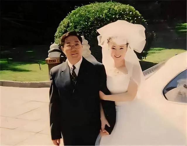 王艳儿子罕露面！19岁球球高颜值随妈，去北大后衣品提升变帅很多