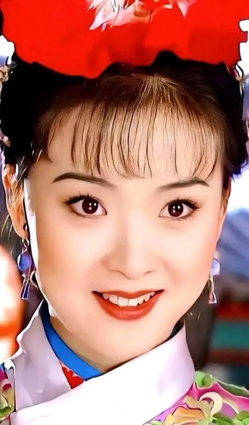 王艳儿子罕露面！19岁球球高颜值随妈，去北大后衣品提升变帅很多