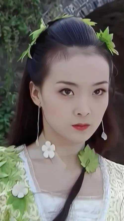 王艳儿子罕露面！19岁球球高颜值随妈，去北大后衣品提升变帅很多