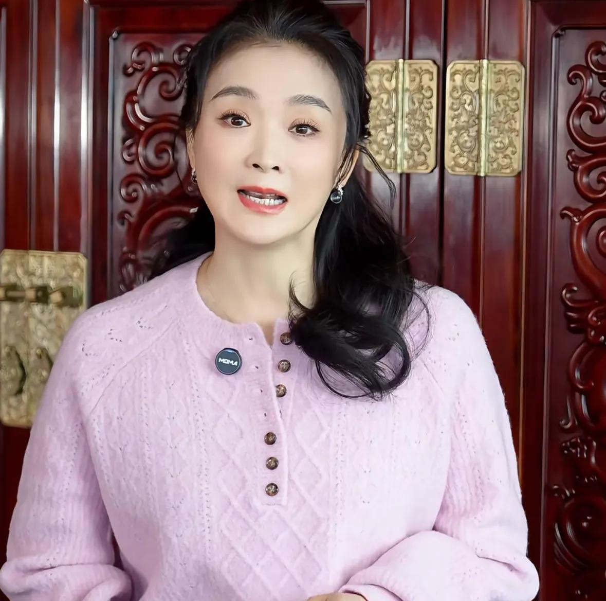 王艳儿子罕露面！19岁球球高颜值随妈，去北大后衣品提升变帅很多