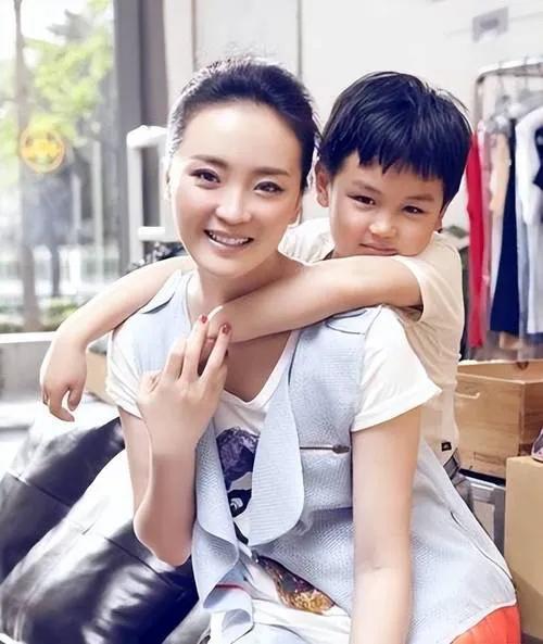 王艳儿子罕露面！19岁球球高颜值随妈，去北大后衣品提升变帅很多