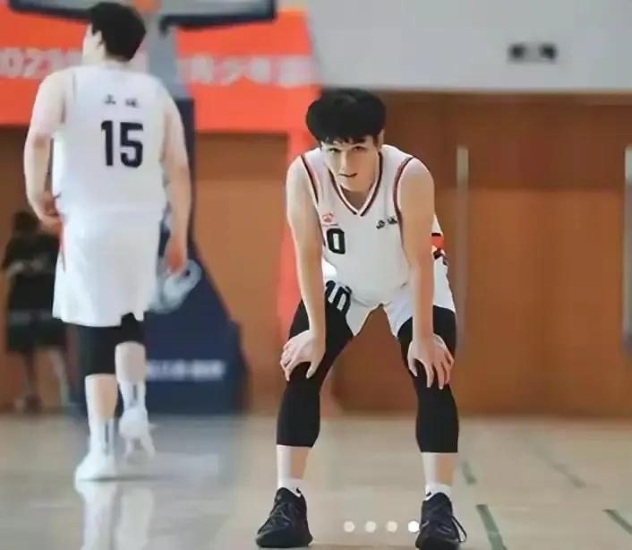 王艳儿子罕露面！19岁球球高颜值随妈，去北大后衣品提升变帅很多